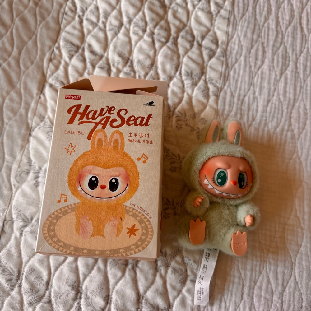 Have a Seat Labubu - Ququ